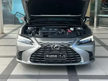 2025 Lexus ES с пробегом 10 300 км
