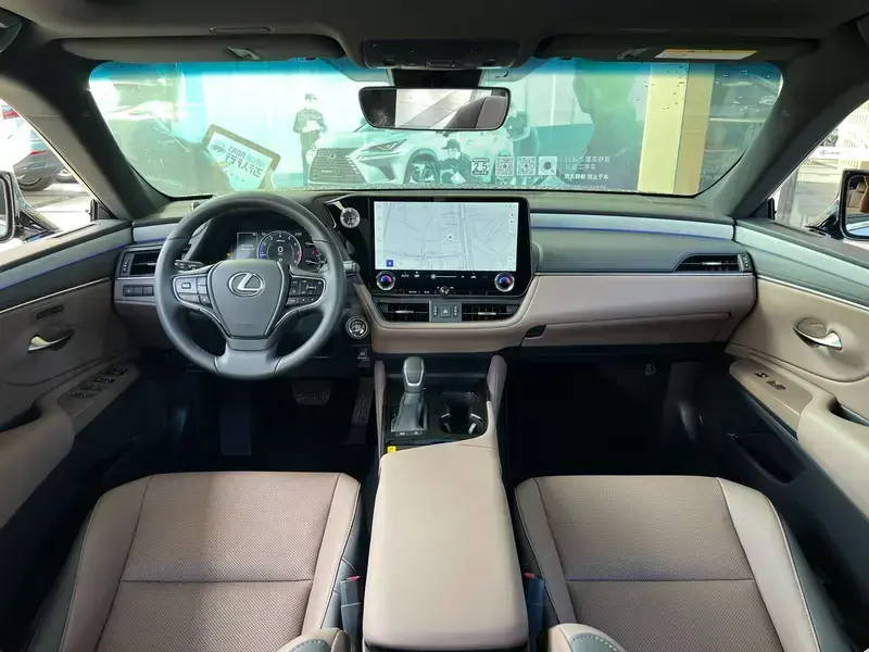 2025 Lexus ES с пробегом 10 300 км