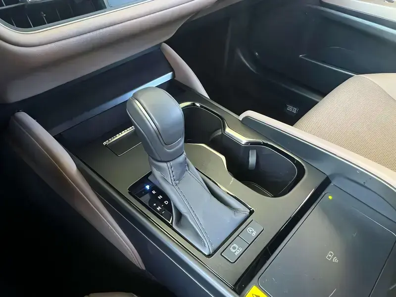 2025 Lexus ES с пробегом 10 300 км