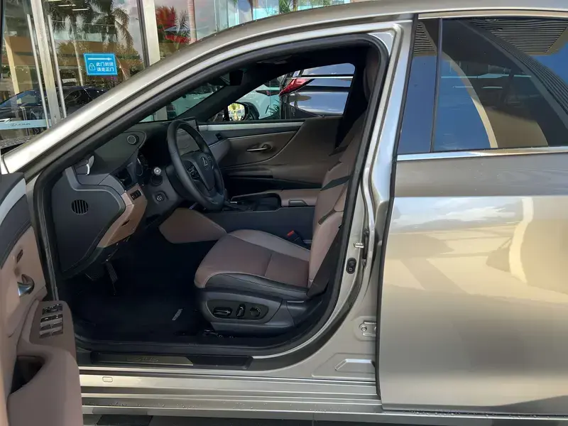 2025 Lexus ES с пробегом 10 300 км
