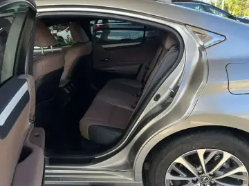 2025 Lexus ES с пробегом 10 300 км