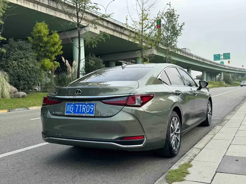 2024 Lexus ES с пробегом 37 000 км