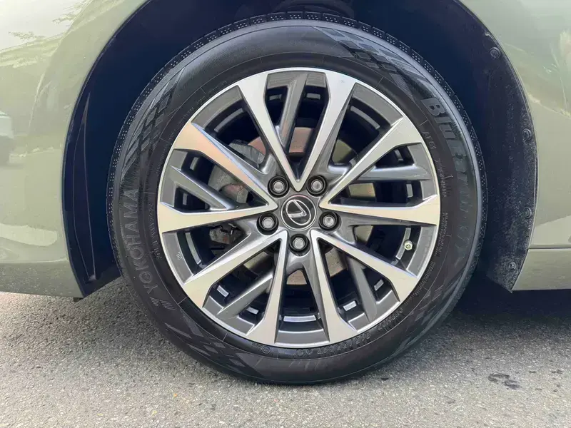 2024 Lexus ES с пробегом 37 000 км