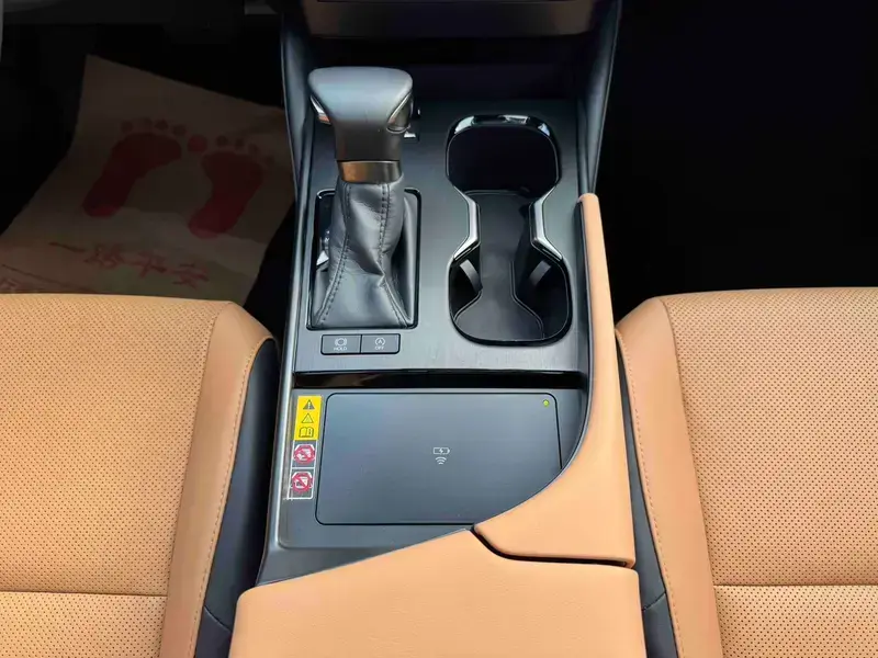2024 Lexus ES с пробегом 37 000 км