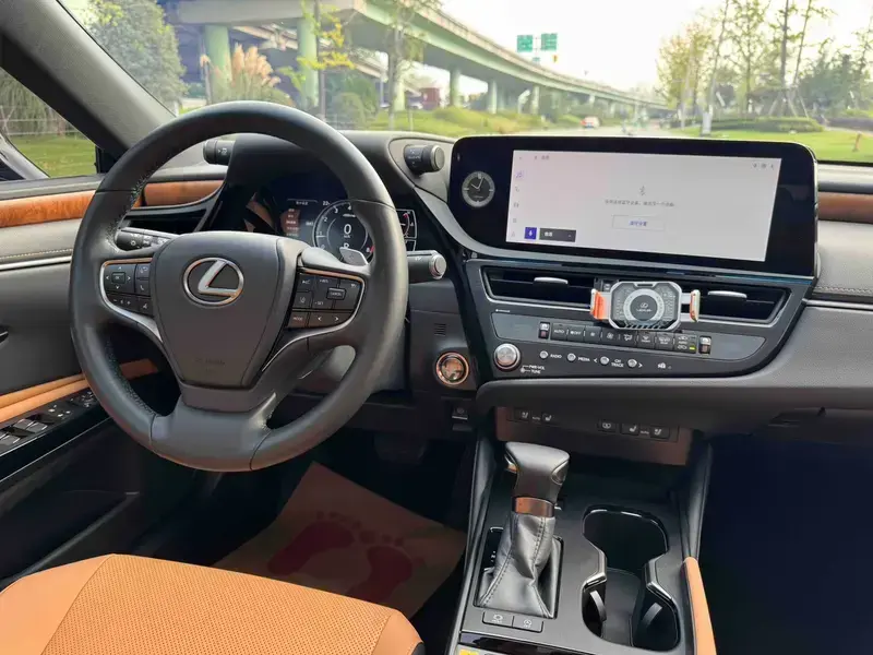2024 Lexus ES с пробегом 37 000 км