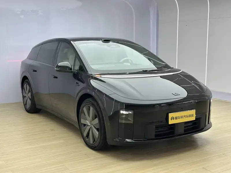 2025 Li Auto (Lixiang) i6 с пробегом 14 000 км
