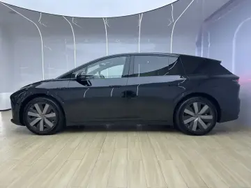 2025 Li Auto (Lixiang) i6 с пробегом 14 000 км