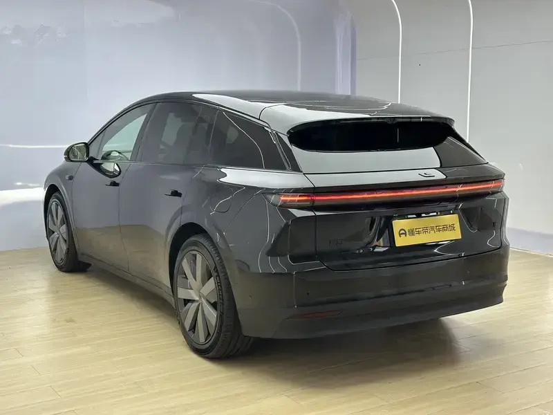 2025 Li Auto (Lixiang) i6 с пробегом 14 000 км