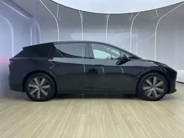 2025 Li Auto (Lixiang) i6 с пробегом 14 000 км