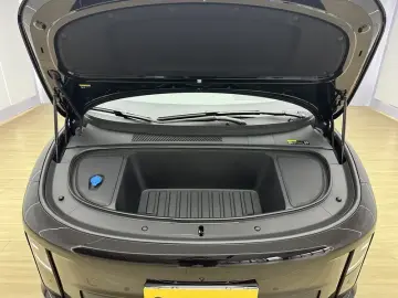 2025 Li Auto (Lixiang) i6 с пробегом 14 000 км