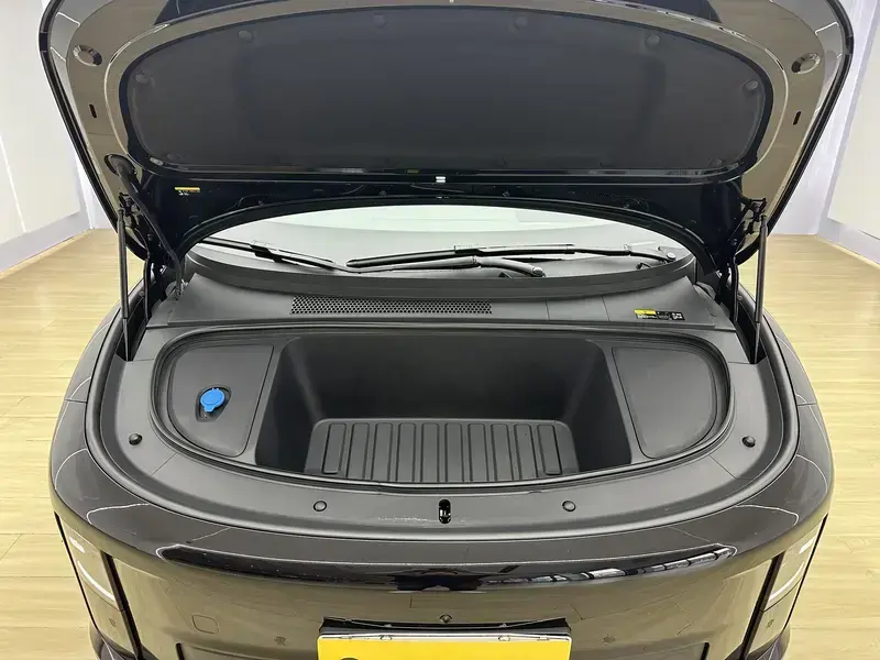 2025 Li Auto (Lixiang) i6 с пробегом 14 000 км