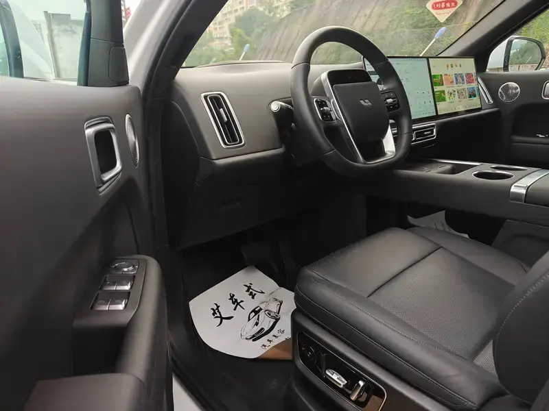 2025 Li Auto (Lixiang) L9 с пробегом 9 000 км