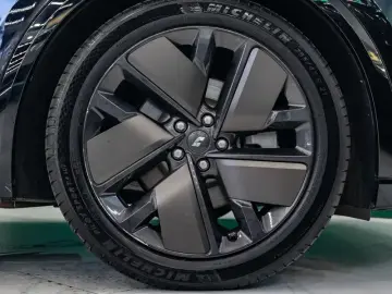 2025 Li Auto (Lixiang) L9 с пробегом 9 000 км