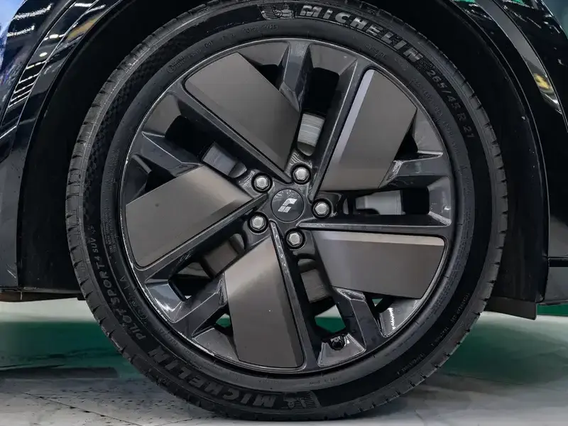 2025 Li Auto (Lixiang) L9 с пробегом 9 000 км