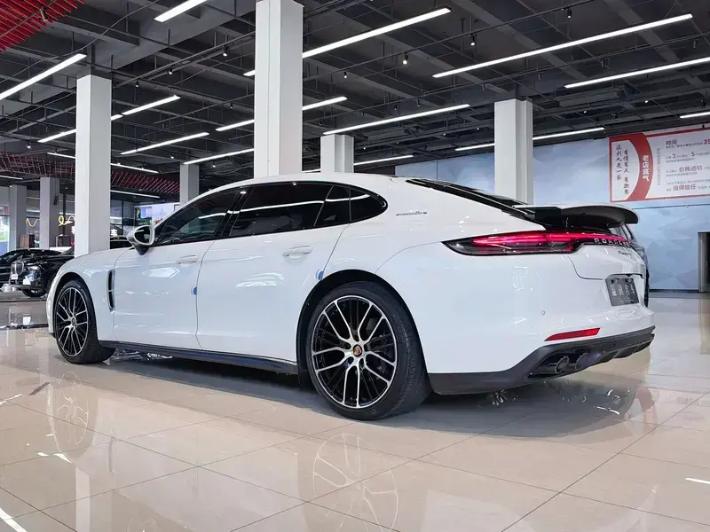 2023 Porsche Panamera с пробегом 16 000 км