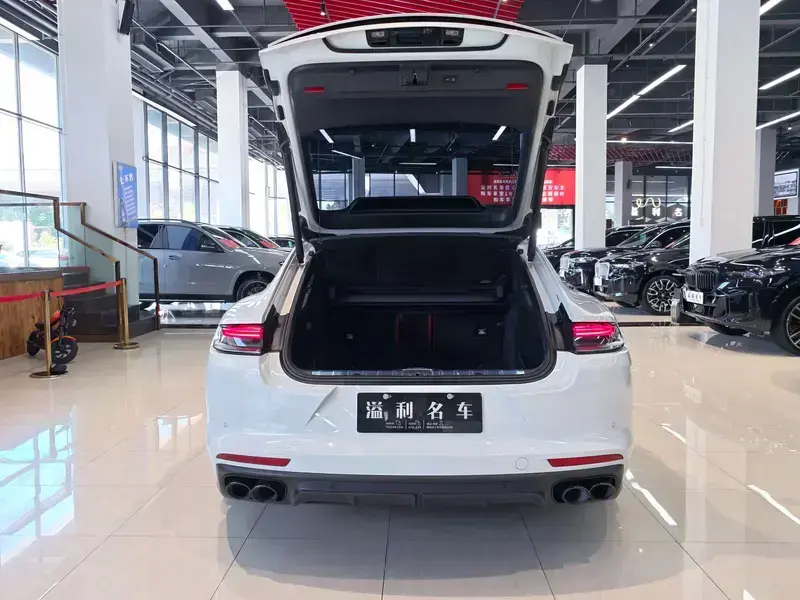2023 Porsche Panamera с пробегом 16 000 км