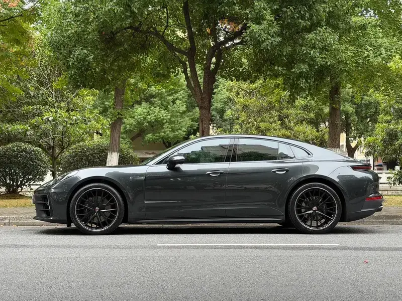 2025 Porsche Panamera с пробегом 6 000 км