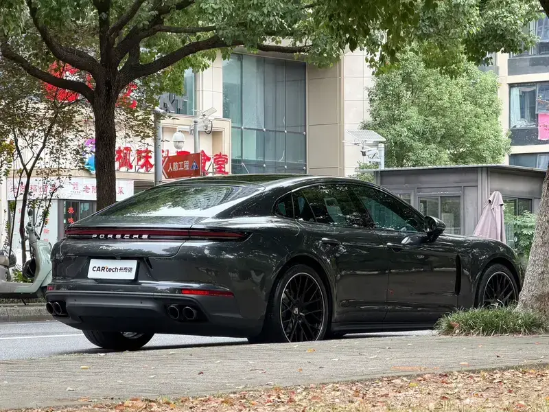 2025 Porsche Panamera с пробегом 6 000 км