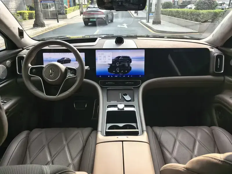 2025 Aito AITO M9 с пробегом 12 400 км