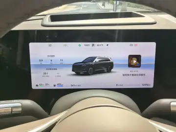 2025 Aito AITO M9 с пробегом 12 400 км