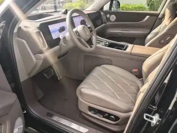 2025 Aito AITO M9 с пробегом 12 400 км