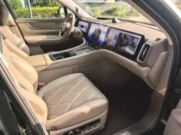 2025 Aito AITO M9 с пробегом 12 400 км