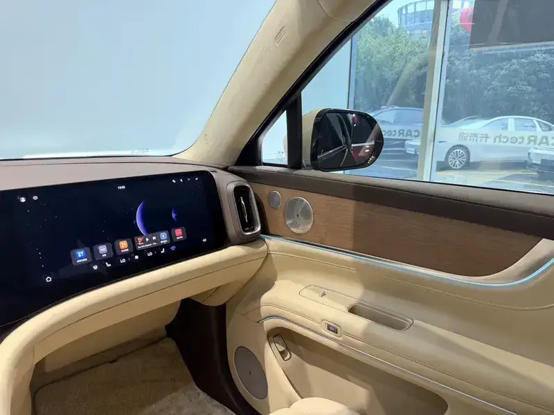 2025 Aito AITO M9 с пробегом 22 500 км