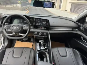 2023 Hyundai Elantra Plug-in Hybrid с пробегом 12 000 км