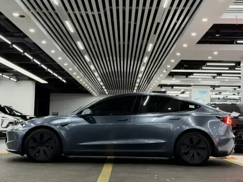 2025 Tesla Model 3 с пробегом 30 000 км