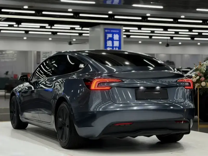 2025 Tesla Model 3 с пробегом 30 000 км