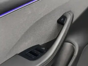 2025 Tesla Model 3 с пробегом 30 000 км