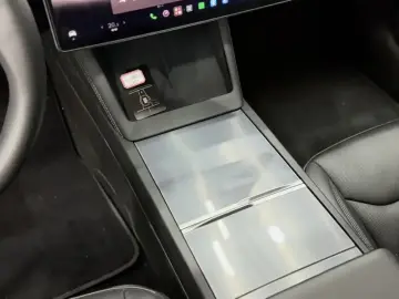 2025 Tesla Model 3 с пробегом 30 000 км