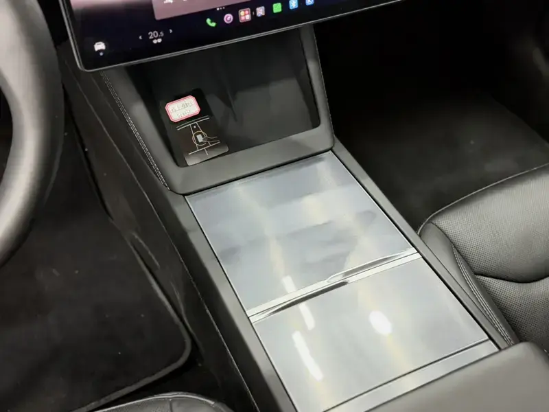 2025 Tesla Model 3 с пробегом 30 000 км