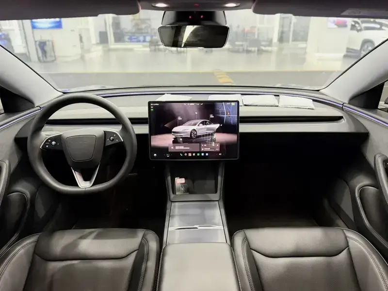2025 Tesla Model 3 с пробегом 30 000 км