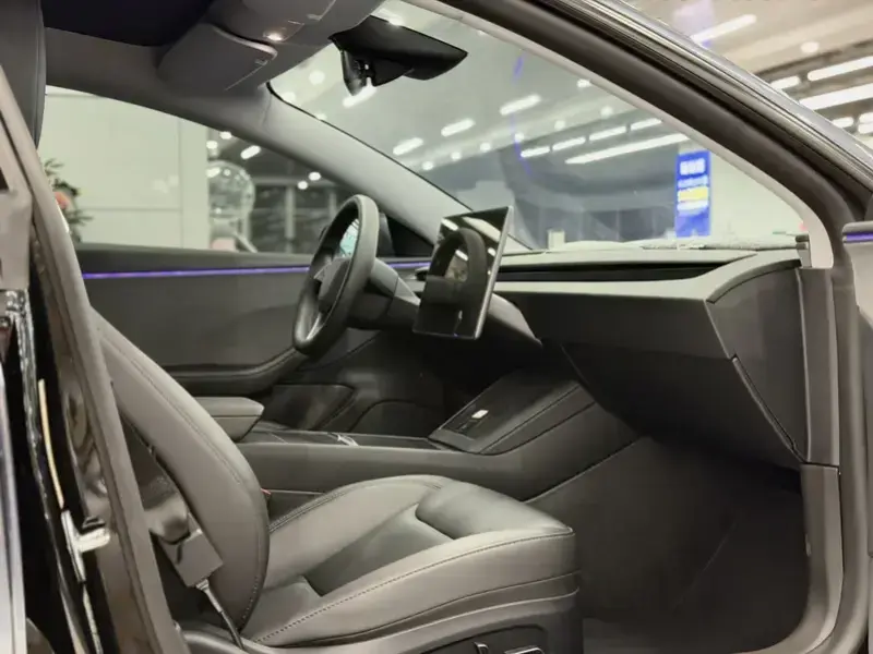 2025 Tesla Model 3 с пробегом 30 000 км