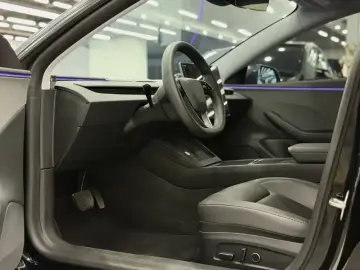 2025 Tesla Model 3 с пробегом 30 000 км