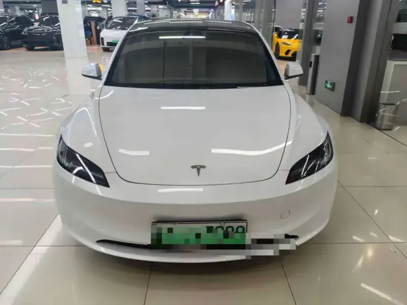 2023 Tesla Model 3 с пробегом 49 000 км