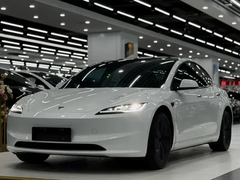 2025 Tesla Model 3 с пробегом 10 000 км