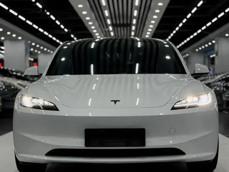 2025 Tesla Model 3 с пробегом 10 000 км