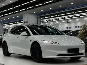 2025 Tesla Model 3 с пробегом 10 000 км