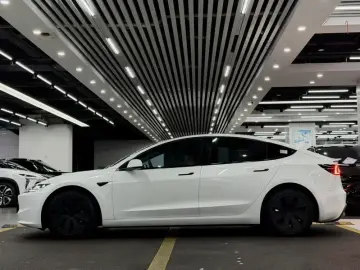 2025 Tesla Model 3 с пробегом 10 000 км
