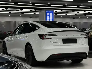 2025 Tesla Model 3 с пробегом 10 000 км
