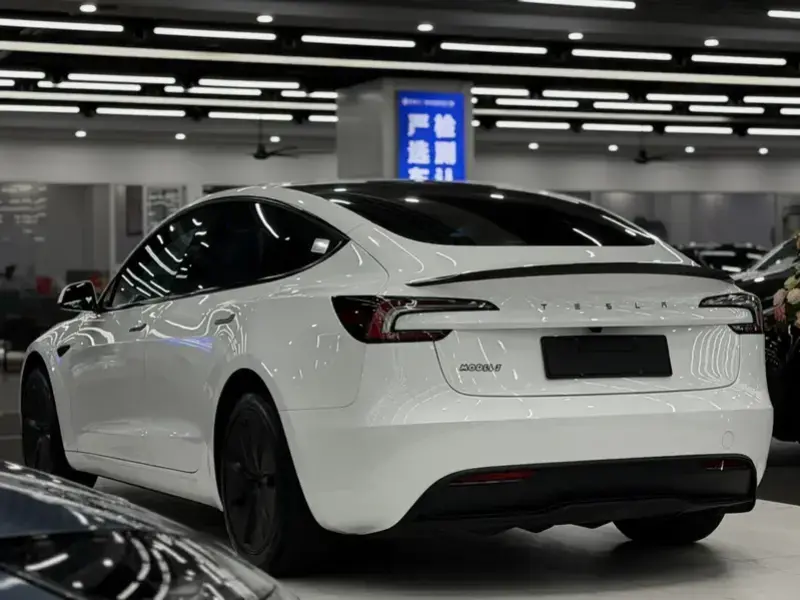 2025 Tesla Model 3 с пробегом 10 000 км