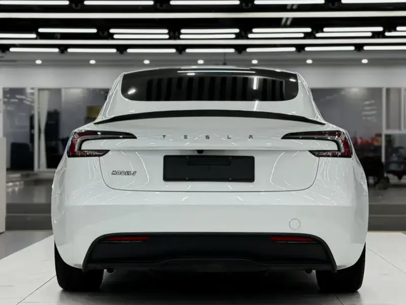 2025 Tesla Model 3 с пробегом 10 000 км