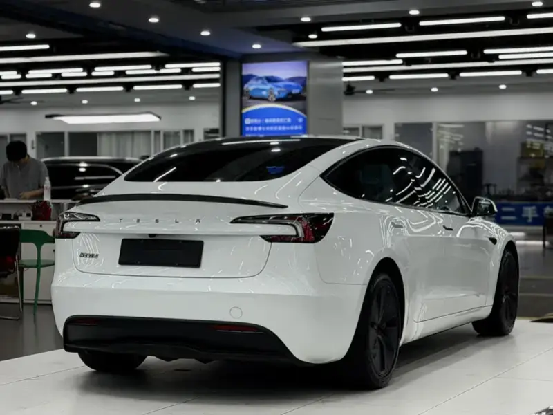 2025 Tesla Model 3 с пробегом 10 000 км