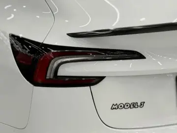 2025 Tesla Model 3 с пробегом 10 000 км