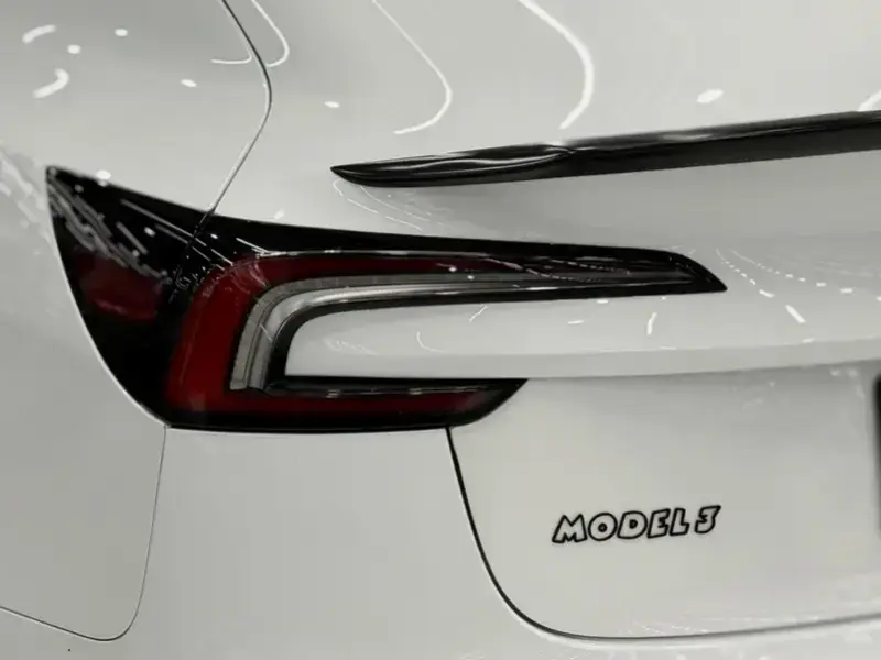2025 Tesla Model 3 с пробегом 10 000 км