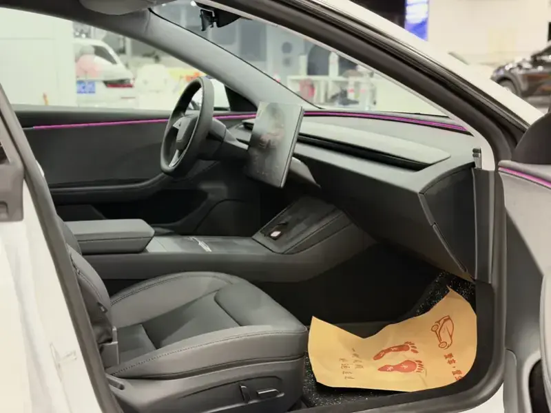 2025 Tesla Model 3 с пробегом 10 000 км