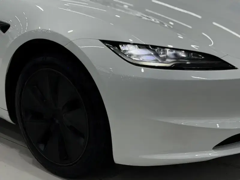 2025 Tesla Model 3 с пробегом 10 000 км