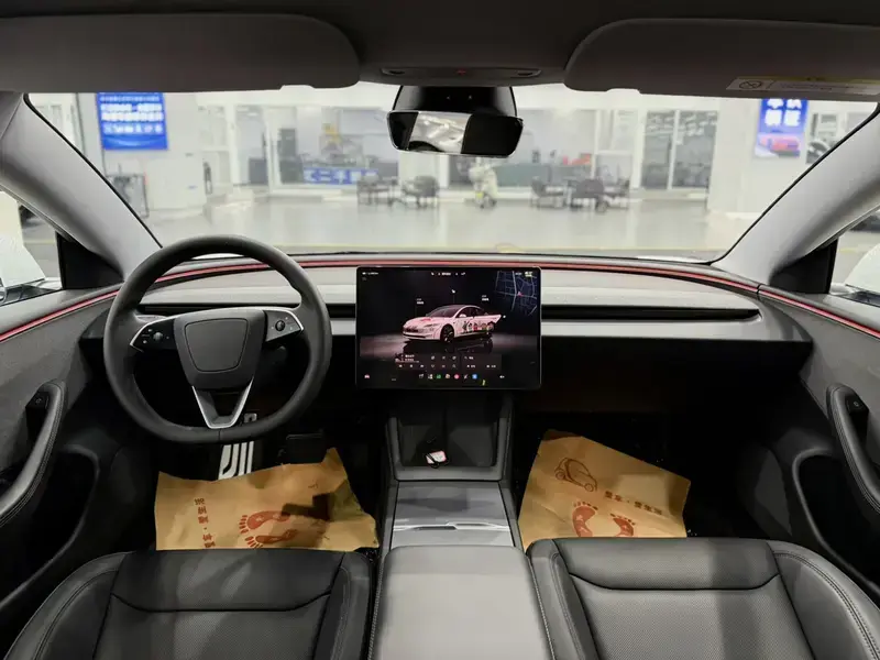 2025 Tesla Model 3 с пробегом 10 000 км